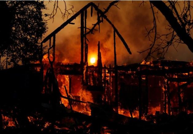 هيكل احترق خلال حرائق الغابات في هيلدسبيرج بكاليفورنيا. تصوير: ستيفن لام - رويترز